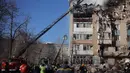 Dua bangunan tempat tinggal bertingkat sembilan terdampak parah. Tampak dalam foto, petugas penyelamat memadamkan kebakaran di sebuah gedung perumahan yang mengalami kerusakan parah akibat serangan Rusia di Ternopil, Ukraina, pada Rabu 19 November 2025. (AP Photo/Rostyslav Kovalchuk)