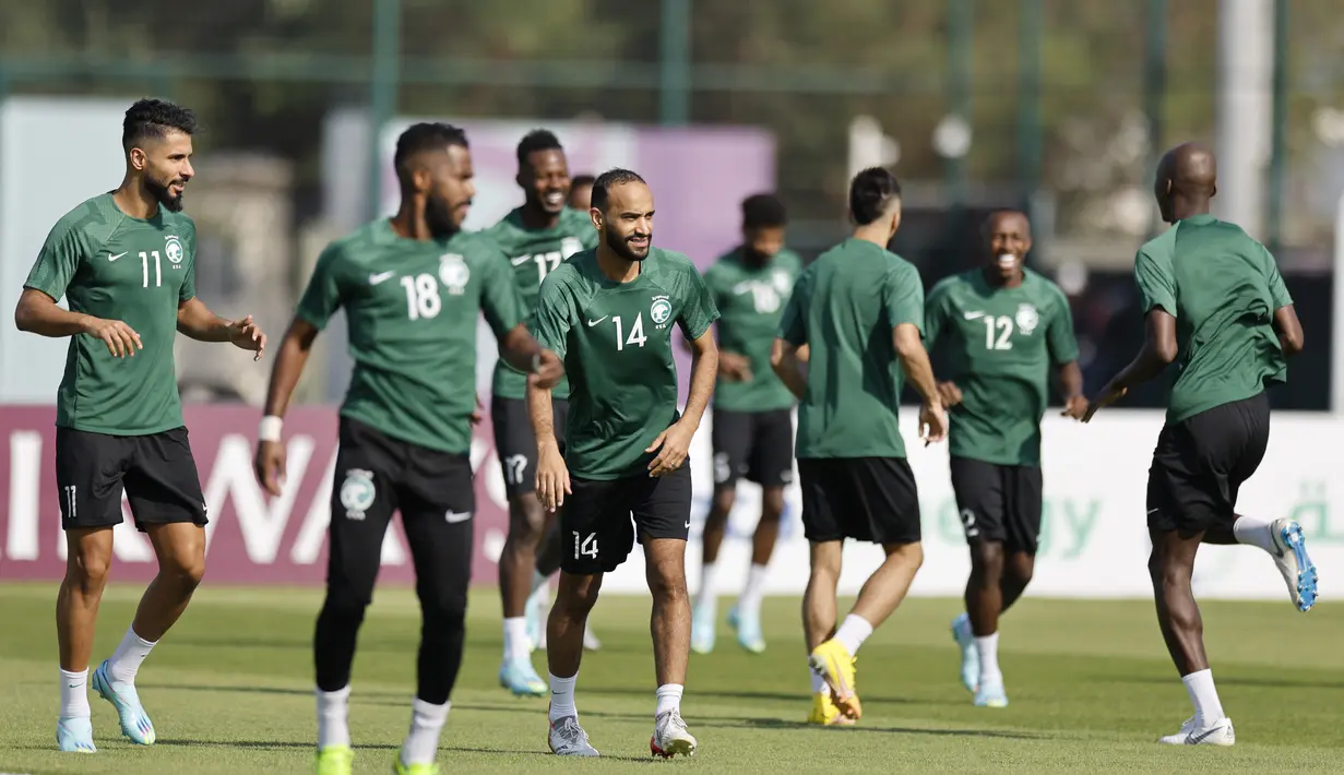 Gelandang Arab Saudi Abdullah Otayf (tengah) dan rekan satu timnya mengambil bagian dalam sesi latihan di Situs Pelatihan Sealine di Sealine, selatan Doha (21/11/2022). Arab Saudi akan bertanding melawan Argentina pada grup C Piala Dunia 2022 Qatar. (AFP/Khaled Desouki)