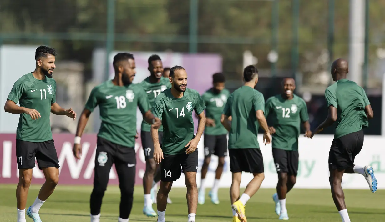 Gelandang Arab Saudi Abdullah Otayf (tengah) dan rekan satu timnya mengambil bagian dalam sesi latihan di Situs Pelatihan Sealine di Sealine, selatan Doha (21/11/2022). Arab Saudi akan bertanding melawan Argentina pada grup C Piala Dunia 2022 Qatar. (AFP/Khaled Desouki)
