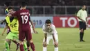 Gelandang Timnas Indonesia, Egy Maulana, tertunduk lesuh usai dikalahkan Qatar pada laga AFC U-19 Championship di SUGBK, Jakarta, Minggu (21/10). Indonesia kalah 5-6 dari Qatar. (Bola.com/Vitalis Yogi Trisna)