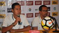 Pelatih Persela, Aji Santoso (kanan), dalam sesi konferensi pers jelang melawan PSM di Makassar, Kamis (5/4/2018). (Bola.com/Abdi Satria)