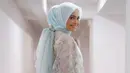 Presenter yang juga model Ersa Mayori tampil beda di unggahan terbarunya di instagram. Dalam tiga foto yang diunggah di akun instagramnya, Ersa Mayori tampil berhijab. [Instagram/ersamayori]
