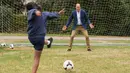 Pangeran William menjadi kiper ketika menyempatkan diri bermain bersama anak-anak program pendidikan sepak bola Wildcats Girls saat mengunjungi tim sepak bola wanita Inggris, di Kensington Palace, London, Kamis (13/7). (Dominic Lipinski / POOL / AFP)