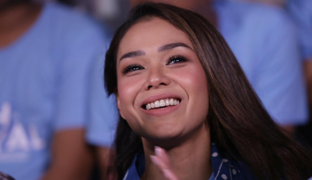 Berbeda dengan artis lainnya, Adinia Wirasti memiliki aturan sendiri untuk para penggemar yang ingin berfoto dengannya. Karena hal itu, ia pun dicap sombong oleh para penggemarnya. (Sumber: Kapanlagi.com/Agus Apriyanto)