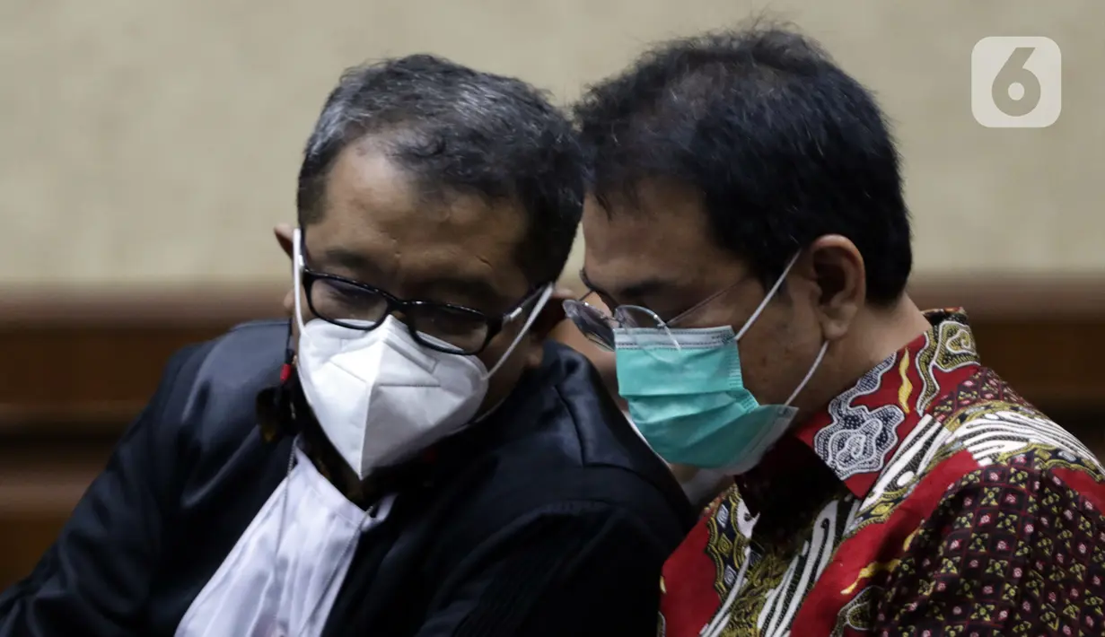 Mantan Wakil Ketua DPR Azis Syamsuddin (kanan) saat menunggu waktu sidang lanjutan dugaan suap penanganan perkara korupsi di Lampung Tengah, Pengadilan Tipikor Jakarta, Kamis (23/12/2021). Sidang beragendakan pemeriksaan keterangan saksi-saksi. (Liputan6.com/Helmi Fithriansyah)