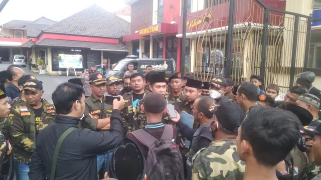 Puluhan anggota GP Ansor Jember datangi Mapolres Jember untuk menanyakan keberlanjutan kasus penganiayaan yang menimpa rekanya (Istimewa)