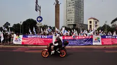 Ratusan buruh dari Konfederasi Serikat Pekerja Indonesia (KSPI) menggelar unjuk rasa di Bundaran HI, Jakarta, (22/7/2014). (Liputan6.com/Johan Tallo)
