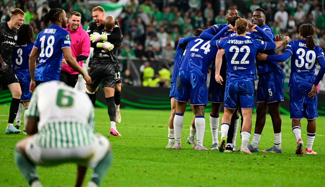 Kemenangan ini mengantarkan Chelsea meraih trofi UEFA Conference League musim 2024/2025. Tampak dalam foto, para pemain Chelsea melakukan selebrasi setelah pertandingan Final UEFA Conference League 2024/2025 melawan Real Betis di Tarczynski Arena, Wroclaw, Polandia, Rabu 28 Mei 2025 waktu setempat atau Kamis (29/5/2025) dini hari WIB. (John MACDOUGALL/AFP)