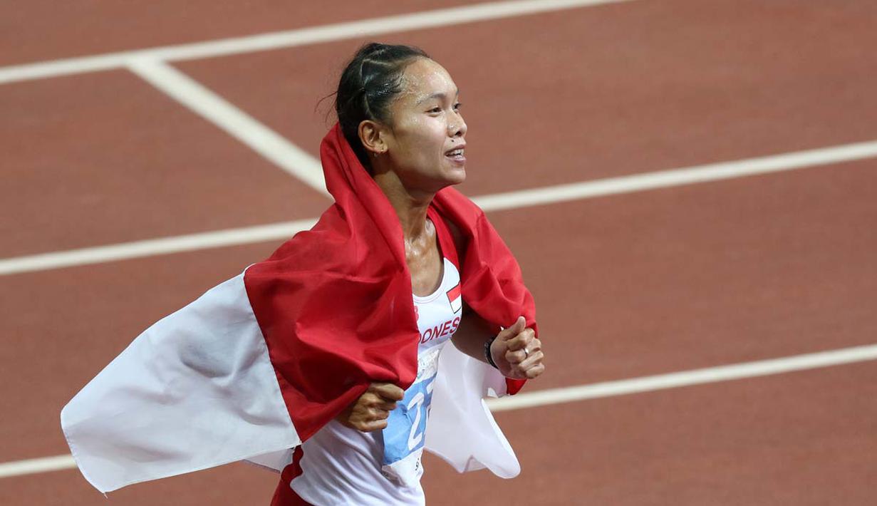 Ekspresi Rini Budiarti setelah meraih emas nomor lari halang rintang 3.000m SEA Games 2015 yang merupakan emas ketiganya setelah SEA Games 2011 dan SEA Games 2013. (Bola.com/Arief Bagus)