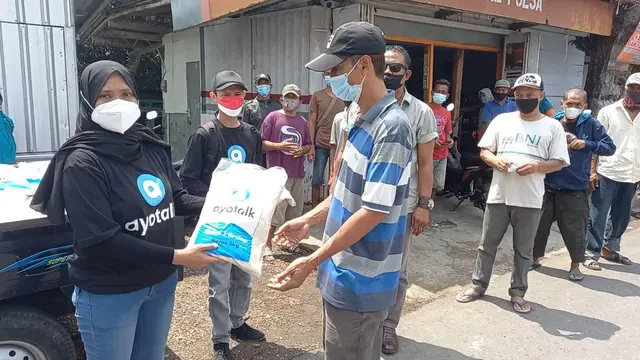 Launching aplikasi chatting AyoTalk digelar dengan berbagi sembako di Kebumen. (Foto: Liputan6.com/Istimewa)
