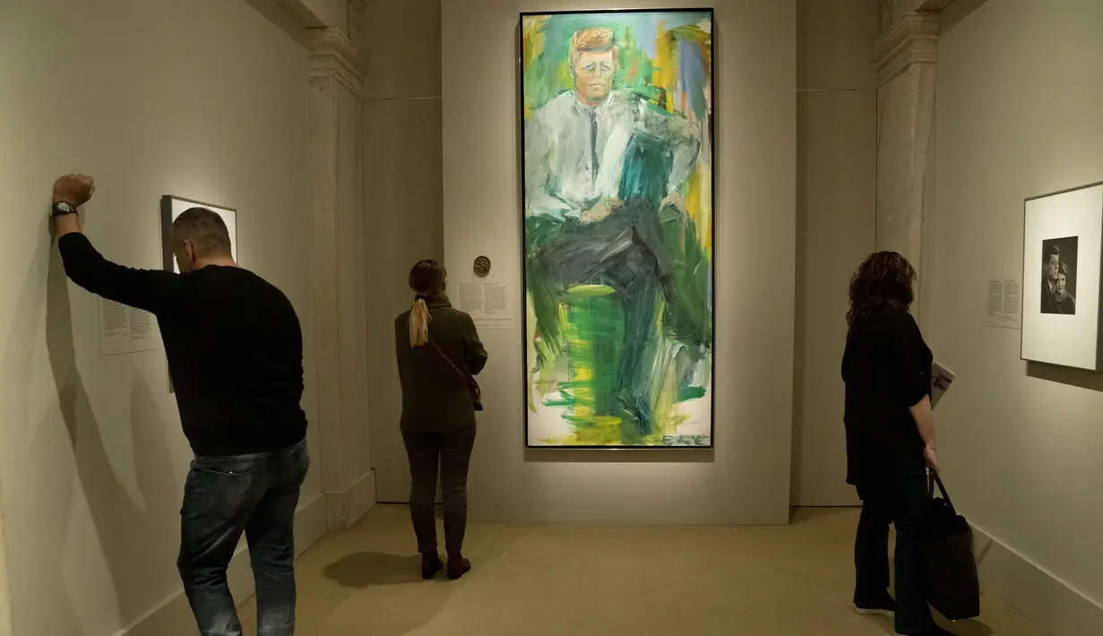 Pengunjung mengamati lukisan mantan presiden Amerika Serikat John F. Kennedy dalam pameran bertajuk "Presiden-Presiden Amerika" (America's Presidents) di Galeri Potret Nasional di Washington DC, Amerika Serikat (17/2/2020). (Xinhua/Liu Jie)