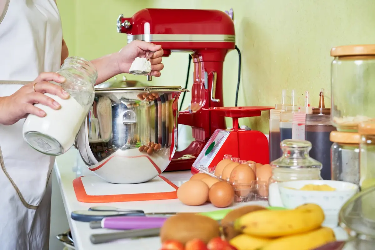 Ilustrasi stand mixer/freepik.com/pressfoto