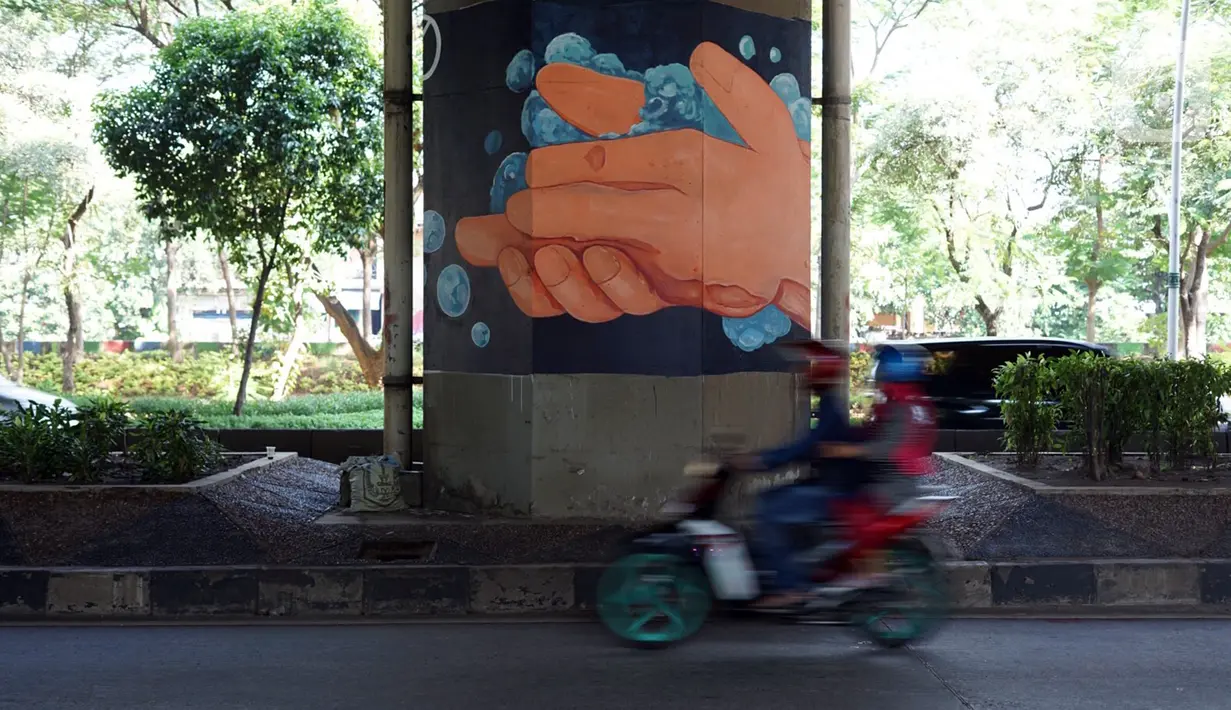 Mural bertema Covid-19 menghiasi pilar Jalan Tol Ir. Wiyoto Wiyono di kawasan Cempaka Putih, Jakarta, Rabu (2/12/2020). Mural tersebut juga bertujuan mengingatkan masyarakat akan bahaya Covid-19 yang masih terjadi hingga saat ini.  (Liputan6.com/Immanuel Antonius)