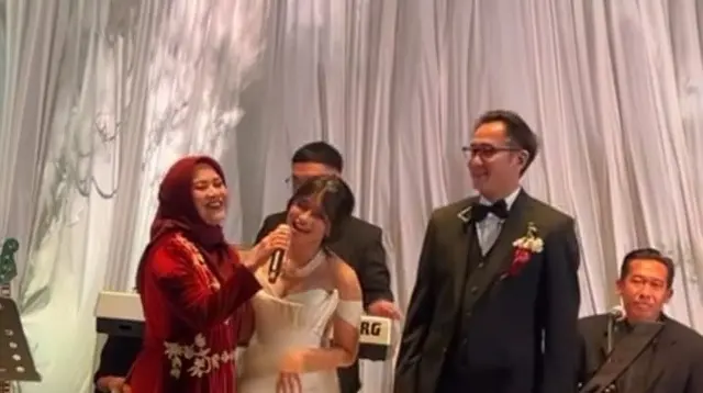 Momen pernikahan anak Ikke Nurjanah (Instagram - ikkenurjanah0518).