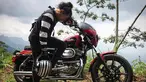 Pemilik nama Mario Marcella Handhika Putra ini merupakan gitaris band Kotak yang sudah banyak dikenal sosoknya. Selain berkecimbung di dunia musik, Cella punya hobi naik motor. (Liputan6.com/IG/@cellanadalam)