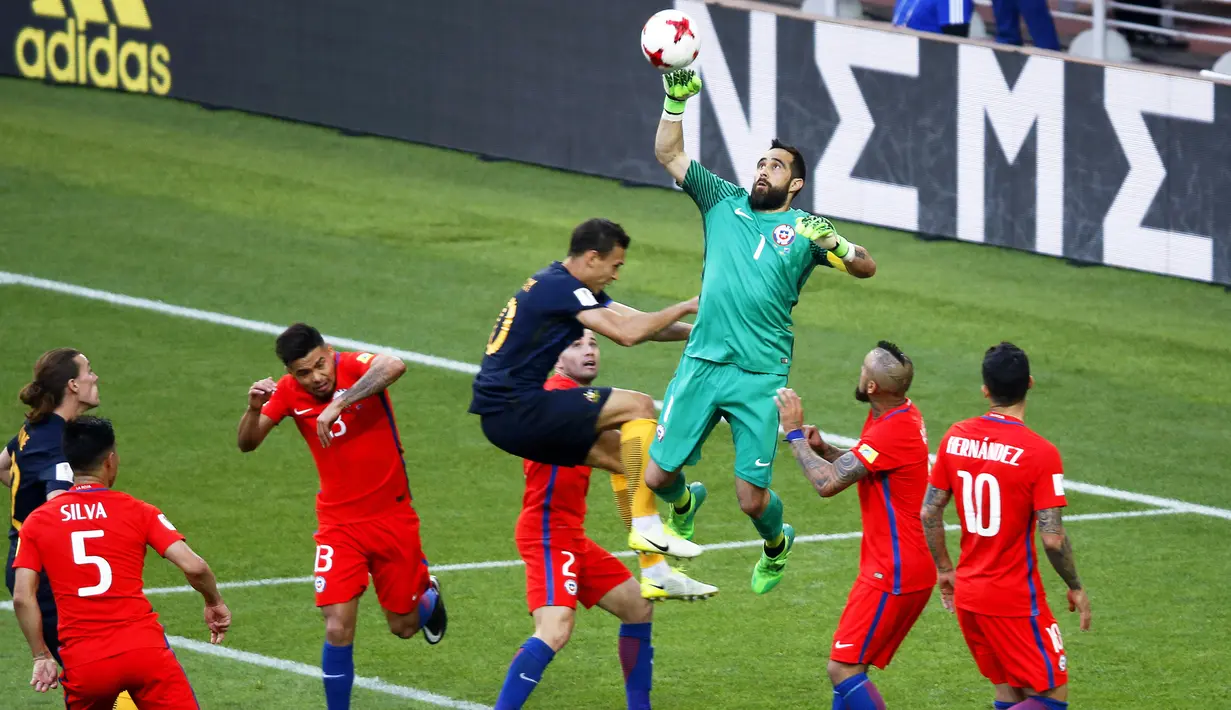 Kiper Cile, Claudio Bravo, berusaha mengamankan bola dari gawangnya  pada laga Grup B Piala Konfederasi 2017 di Arena Otkrytiye, Moskow, Minggu (25/6/2017). Cile bermain imbang 1-1 dengan Australia. (EPA/Sergei Chirikov)