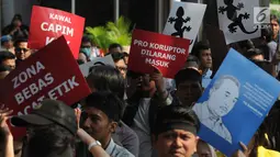 Koalisi dari berbagai masyarakat sipil antikorupsi dan wadah pegawai KPK melakukan aksi di Gedung KPK, Jumat (30/8/2019). Mereka mendesak panitia seleksi calon pimpinan (Capim) KPK memilih yang bersih dan berintegritas tidak bermasalah. (merdeka.com/Dwi Narwoko)