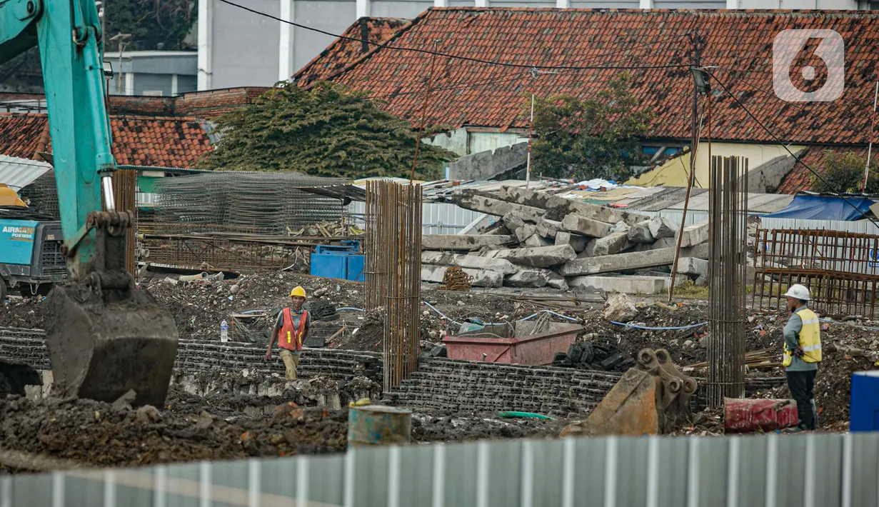 Pekerja menyelesaikan pembangunan Kampung Susun Akuarium di Jakarta, Rabu (17/2/2021). Progres pembangunan Kampung Susun Akuarium tersebut telah mencapai 30 persen dan ditargetkan rampung pada Agustus 2021 mendatang. (Liputan6.com/Faizal Fanani)