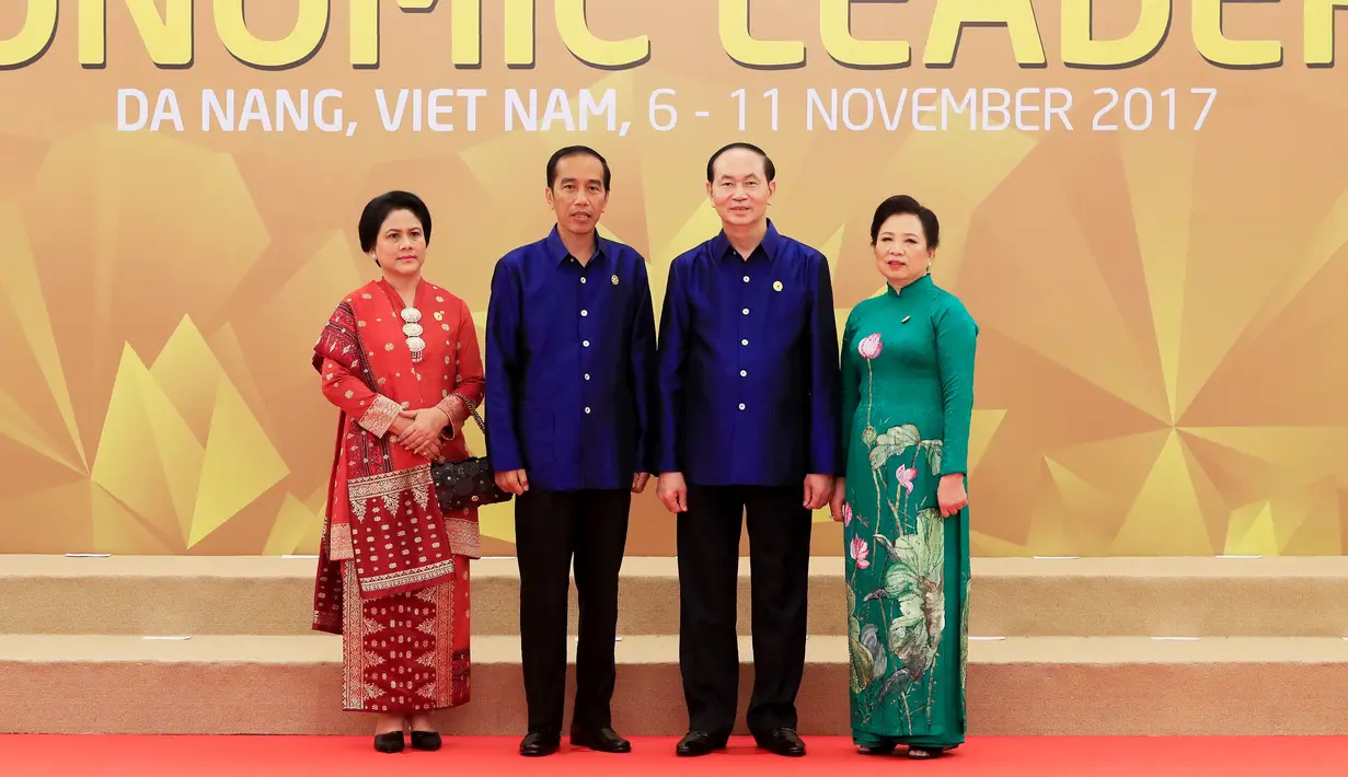 Presiden RI Joko Widodo (kedua kiri) dan istri Iriana Jokowi (kiri) berpose dengan Presiden Vietnam Tran Dai Quang dan istri saat menghadiri pertemuan para pemimpin konferensi Ekonomi Asia Pasifik (APEC) di kota Danang, Vietnam, (10/11). (AFP PHOTO / STR)
