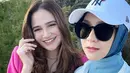 Pertanyaan yang kemudian muncul apa rasanya berpose bareng suami di Hollywood Hills? “Beberapa sahabatku nanya, ‘Gimana rasanya oi nyampe sanaa? Kaya apa? Jelasin gue mau bayangin! Krn kalo lo yang rasain gue juga berasa.’ Ah sweet,  kujawab, ‘Eh ya ampun gini aja taunya,” celoteh bintang sinetron Para Pencari Tuhan, masih di unggahan yang sama. (Foto: Dok. Instagram @zaskiadyamecca)