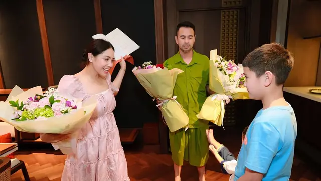 Potret Manis Raffi Ahmad dan Ketiga Anaknya Beri Kejutan Spesial untuk Nagita Slavina di Hari Ibu (credit: instagram/raffinagita1717)