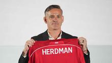 Sebagai informasi, John Herdman datang ke Indonesia dengan membawa sejumlah pengalaman sukses, terutama saat bertugas di Kanada. Dia mengantar timnas putri Kanada meraih dua medali perunggu berturut-turut dalam Olimpiade 2012 dan 2016. Tampak dalam foto, pelatih kepala tim nasional sepak bola Indonesia yang baru, John Herdman memegang jersey tim yang bertuliskan namanya saat konferensi pers di Jakarta, Selasa 13 Januari 2026. (AP Photo/Achmad Ibrahim)