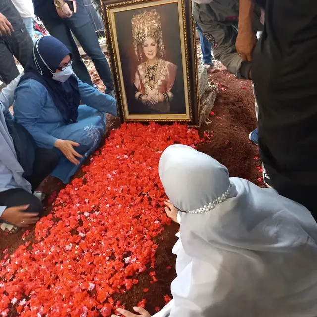 6 Momen Haru Fatimah Anak Mendiang Dorce di Pemakaman, Berusaha Tegar
