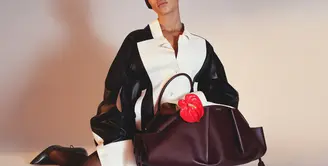 Koleksi yang menghadirkan feminitas modern nan elegan dari tas Paseo LOEWE Spring Summer 2023 [Foto: Dok. LOEWE]