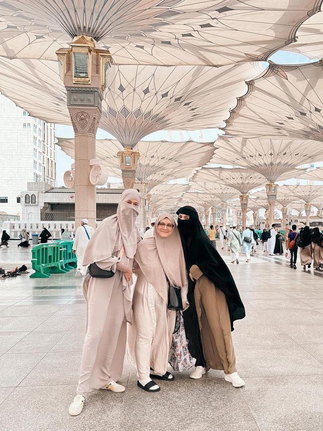 7 Potret Paula Verhoeven Jalani Umroh di Bulan Ramadhan, Tampil Bercadar