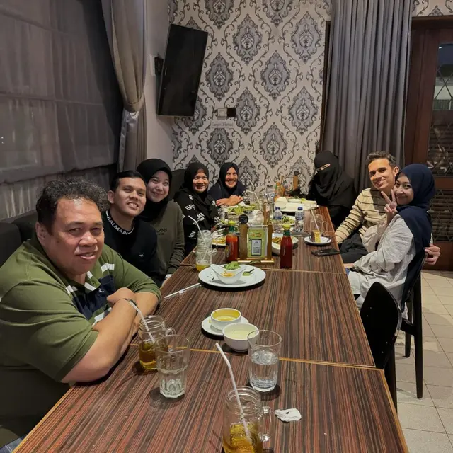 5 Potret Egy Maulana Rayakan Lebaran Pertama Kali Bareng Istri, Tampil Serasi dan Romantis