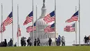 Pemandangan bendera setengah tiang di belakang gedung Capitol di Washington, DC. AS (2/10). Akibat kejadian ini sekitar 59 orang tewas dan 500 lainya terluka. (Mark Wilson/Getty Images/AFP)