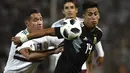 Aksi gelandang Argentina, maximiliano Meza Meksiko pada laga persahabatan yang berlangsung di stadion Malvinas, Rabu (21/11). Argentina menang 2-0 atas Meksiko (AFP/Andres Larrovere)