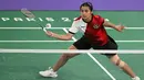 <p>Pemain tunggal putri Indonesia, Gregoria Mariska Tunjung berusaha mengantisipasi pengembalian bola wakil Ukraina, Polina Buhrova pada laga Grup G bulu tangkis Olimpiade Paris 2024 di Porte de la Chapelle Arena, Prancis, Minggu (28/7/2024). Gregoria Mariska Tunjung menang straight game 21-10, 21-15. (AFP/Arun Sankar)</p>