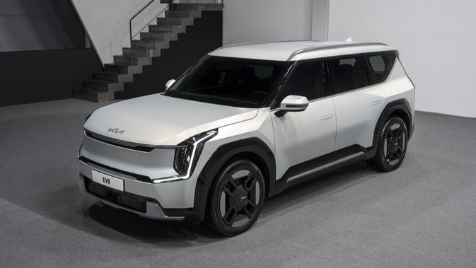 Sayangnya, hingga saat ini KIA belum merilis secara resmi spesifikasi, fitur, dan harga.  Namun, mengutip situs otomotif asing, KIA EV9 kemungkinan akan dijual seharga $56.000-$73.000 atau setara dengan Rp.  849 juta menjadi Rp.  1,1 miliar.  (Sumber: caranddriver.com)
