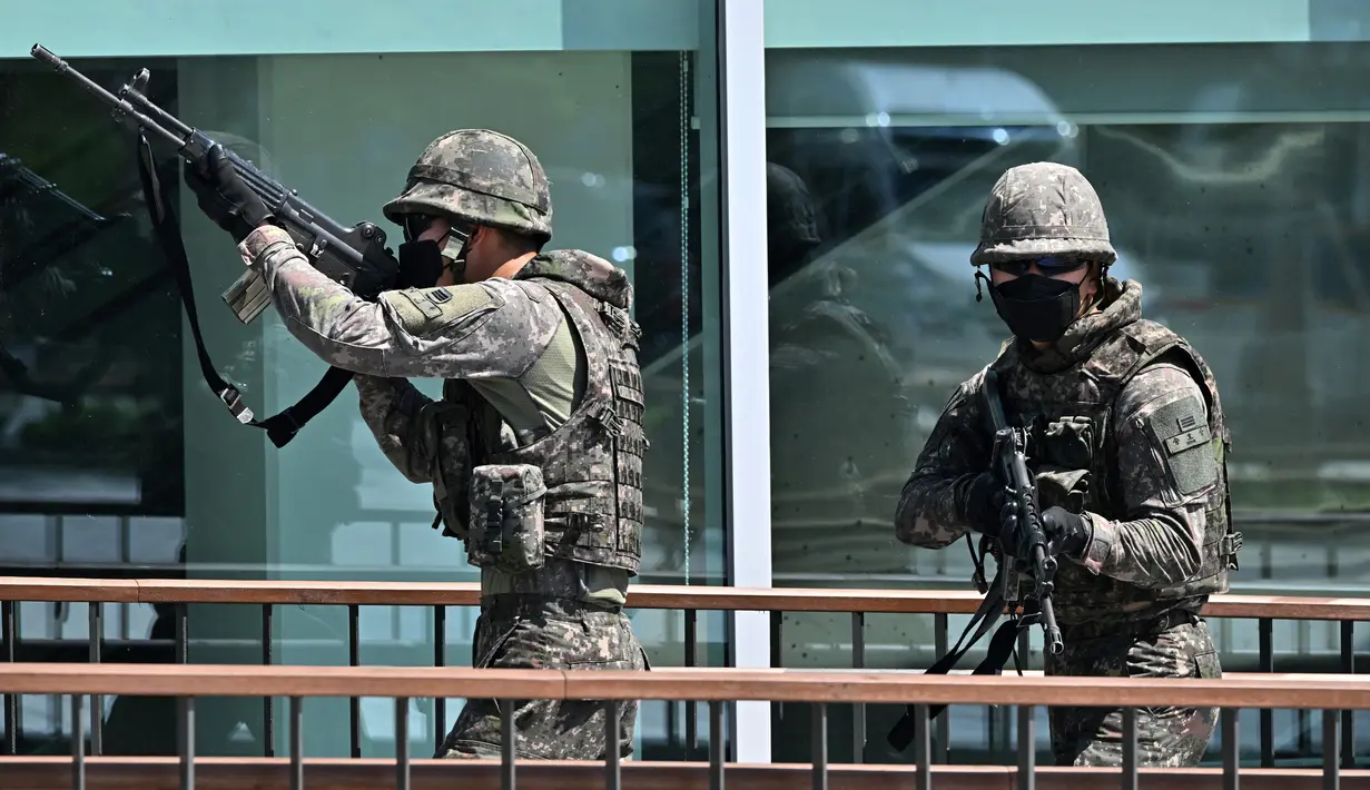 Tentara Korea Selatan ikut serta dalam latihan anti-teror di Pusat Seni Bucheon di Bucheon, sebelah barat Seoul (23/8/2022). Latihan anti-teror ini di sela-sela latihan militer gabungan Korea Selatan-AS yang disebut Ulchi Freedom Shield. (AFP/Jung Yeon-je)