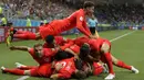 Para pemain Inggris merayakan gol yang dicetak Harry Kane ke gawang Tunisia pada laga Grup G Piala Dunia di Volgograd Arena, Volgograd, Senin (18/6/2018). Inggris menang 2-1 atas Tunisia. (AP/Sergei Grits)