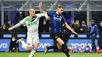 Di babak kedua, Inter Memasukkan Edin Dzeko dan Denzel Dumfries. Edin Dzeko mampu membuat beberapa peluang untuk menjebol gawang Sassuolo yang dikawal Andrea Consigli. (AFP/Isabella Bonotto)