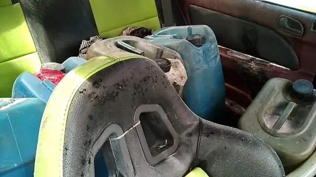 Sedan nahas berisi 7 jerigen bensin yang diduga mengisi secara ilegal di SPBU Saranani Kendari.(Liputan6.com/Ahmad Akbar Fua)