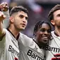 Para pemain Bayer Leverkusen merayakan gol yang dicetak oleh Jeremie Frimpong ke gawang Eintracht Frankfurt pada laga Liga Jerman di Stadion Deutsche Bank Park, Senin (6/5/2024). (AFP/Kirill Kudryavtsev)
