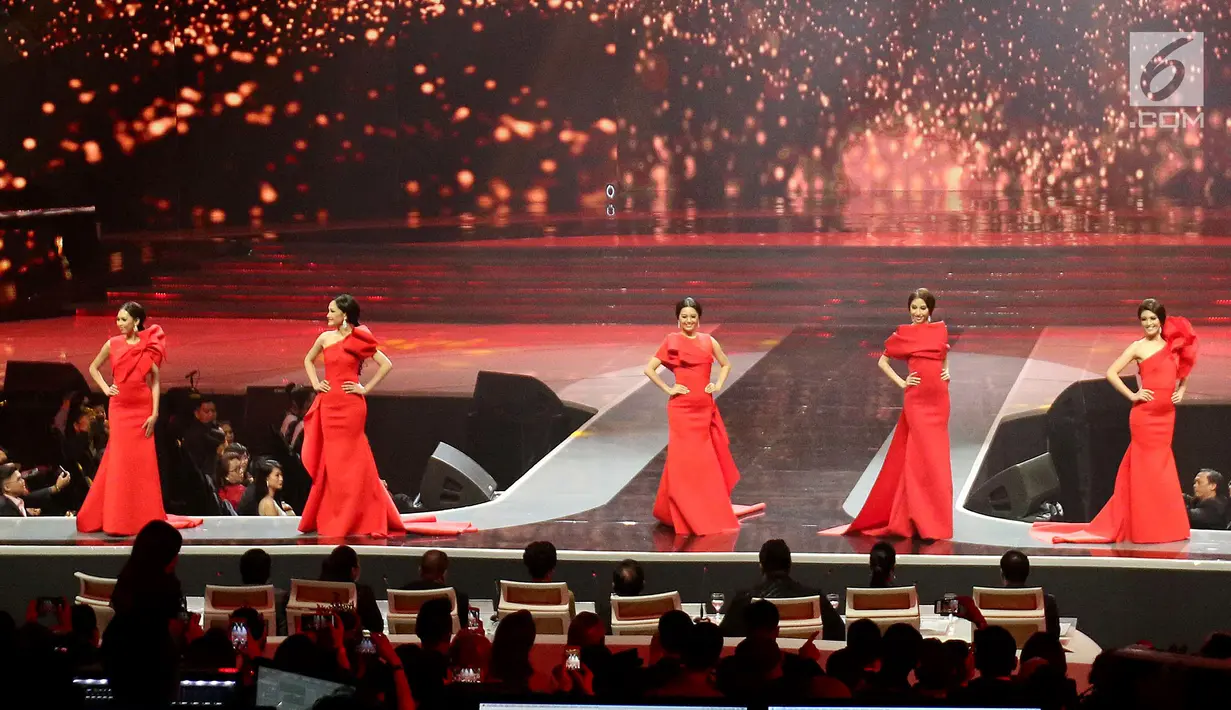 Lima besar finalis yang lolos untuk mendapatkan gelar Miss Grand Indonesia pada malam final Miss Grand Indonesia 2018 di JCC Jakarta, Sabtu (21/7). alam final yang bertemakan "Beauty in Diversity" memperebutkan mahkota. (Liputan6.com/Angga Yuniar)