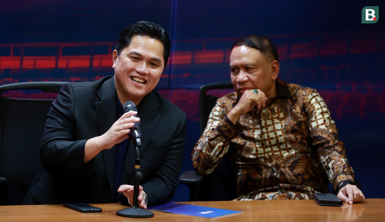 <p>Ketua Umum PSSI, Erick Thohir (tengah), didampingi Wakil Ketua Umum PSSI, Zainudin Amali, saat jumpa pers di Media Center SUGBK, Jakarta, Senin (29/5/2023). Pada kesempatan tersebut PSSI memberikan keterangan terkait tiket pertandingan antara Timnas Indonesia vs Argentina. (Bola.com/M Iqbal Ichsan)</p>