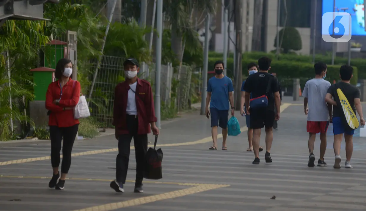 Warga melakukan aktivitas di kawasan jalan Jenderal Sudirman, Jakarta,Sabtu (18/7/2020). Pemerintah Provinsi DKI Jakarta memperpanjang PSBB fase transisi selama 14 hari hingga 30 Juli, seiring kasus baru COVID-19 masih tinggi di ibu kota. (merdeka.com/Imam Buhori)