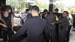 Petugas mengawal terpidana terorisme Abu Bakar Baasyir saat menjalani pemeriksaan kesehatan di RSCM, Jakarta, Senin (16/4). Abu Bakar Baasyir tiba di lobi samping RSCM Kencana sekitar pukul 10.15 WIB. (Liputan6.com/Arya Manggala)