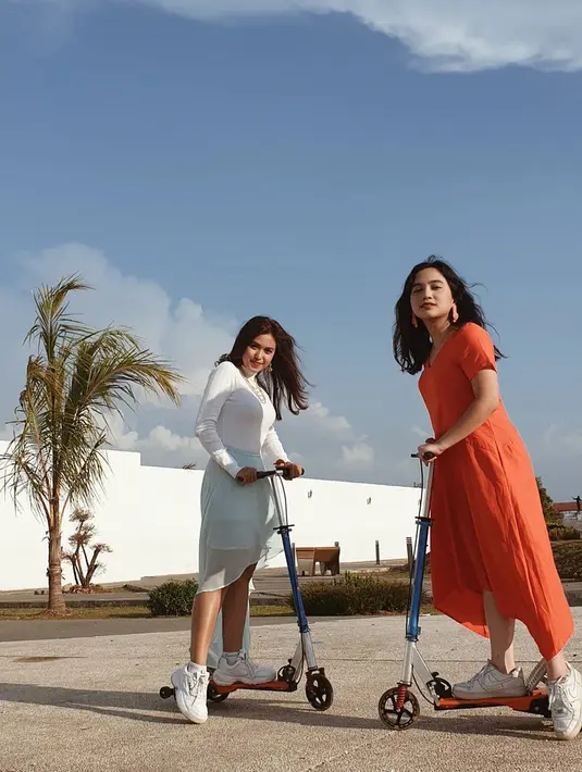 Memadupadankan dress dengan sneakers, merupakan paduan yang sangat cocok untuk menghabiskan waktu bersama teman. Walaupun menggunakan makeup, Rachel Amanda tetap terlihat natural. (Liputan6.com/IG/@auroramanda95)