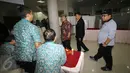 Ketua DKPP RI, Jimly Asshiddiqie berbincang dengan petugas PPS saat memantau pencoblosan Pilkada DKI 2017 di TPS 15 di Rumah Sakit Cipto Mangunkusumo (RSCM) Jakarta Pusat, Rabu (15/2). (Liputan6.com/Helmi Afandi)