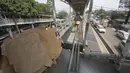 Pejalan kaki sebelum melewati lubang di atas JPO di Halte Bus Transjakarta di Jembatan Gantung, Cengkareng, Jakarta, Jumat (27/7). JPO yang rusak akibat tertabrak truk sejak setahun lalu hingga kini belum diperbaiki.  (Liputan6.com/Arya Manggala)
