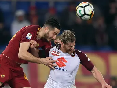 Pemain AS Roma, Kostas Manolas (kiri) berusaha menyundul bola dari pemain Torino, Cristian Ansaldi pada laga Serie A di Olympic Stadium, Roma, (9/3/2018). Roma menang 3-0. (AFP/Filippo Monteforte)