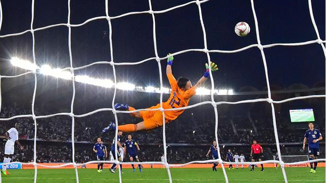 Kiper Jepang, Shuichi Gonda, berusaha mengamankan bola saat melawan Qatar pada laga final Piala Asia 2019. (AFP/Giuseppe Cacace)