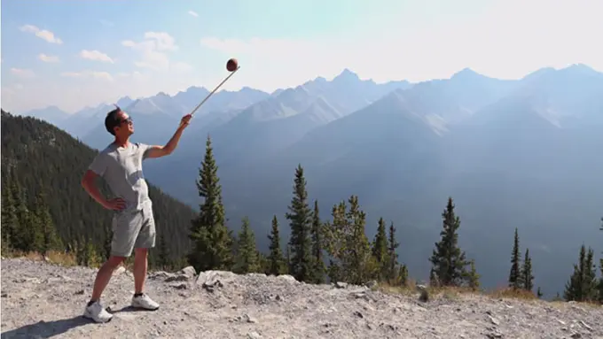 Bukan Kamera, Fotografer Ini Malah Pakai Kelapa untuk Memotret