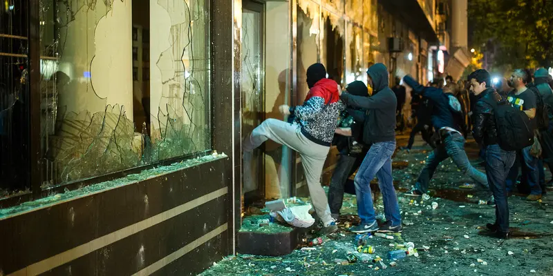 20160413-Unjuk Rasa di Makedonia Rusuh, Kantor Presiden Dihancurkan-Skopje